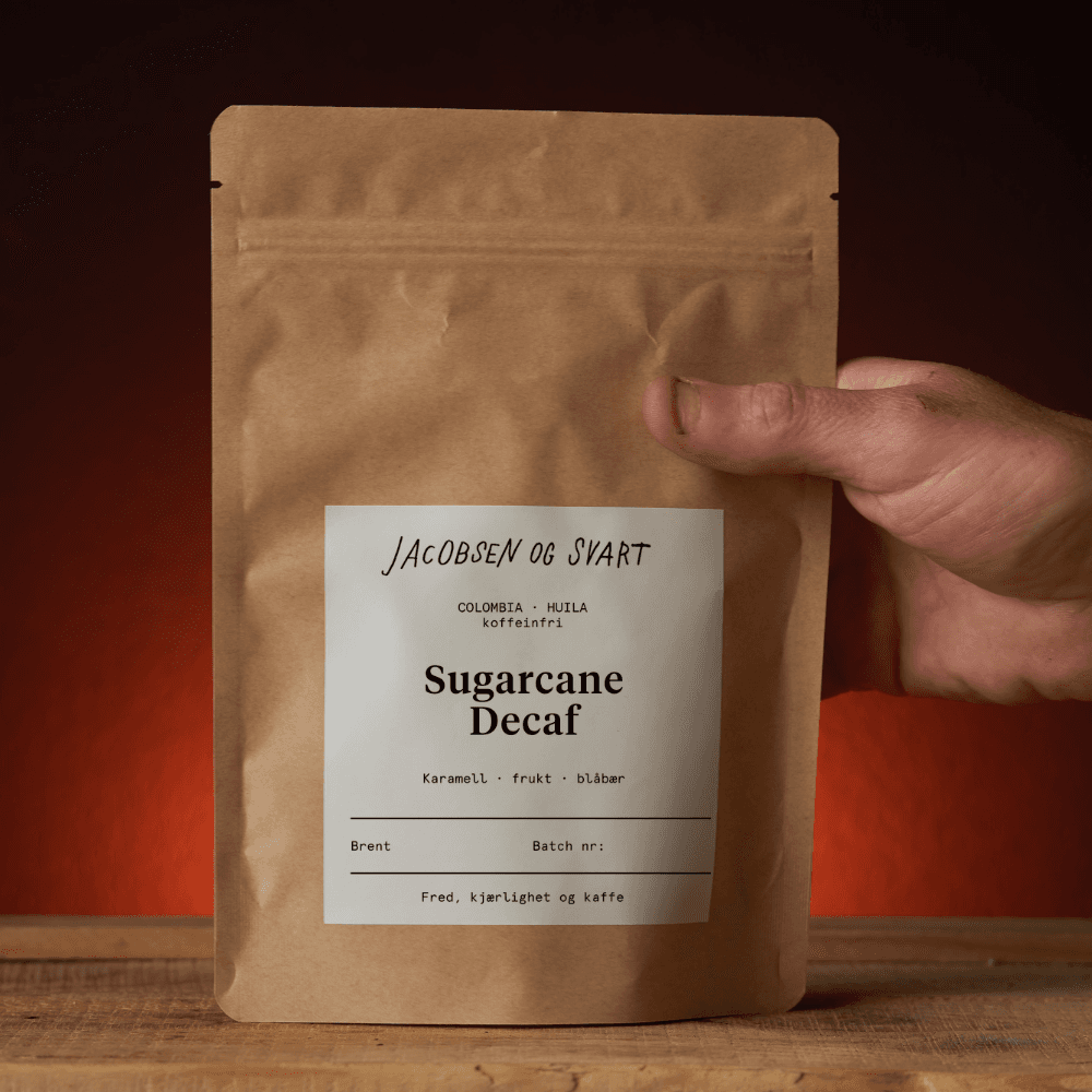 Brun papirpose med kaffe merket Sugarcane Decaf
